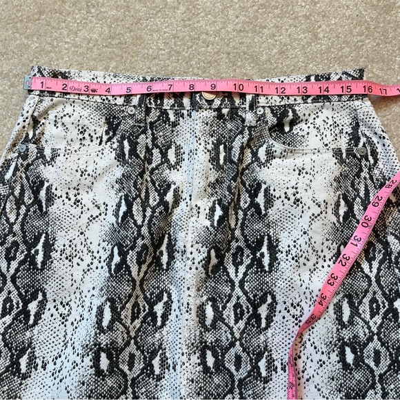 BlankNYC Skirt Womens 29 Black White Snakeskin Python Print Denim Mini Cotton - Picture 6 of 9